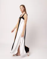 Vestido largo de lino color blanco, gris y amarillo, con breteles anchos, escote recto, elástico en la espalda y tajos laterales.