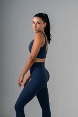 Calza deportiva gris jaspeado de tiro alto y tela gruesa.