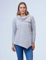 Buzo azul en tejido soft de la marca Ruby Rd. Tiene cuello volcado con aplique de botones y terminación de ruedo asimétrico.