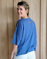 Remera de tejido de punto color lila, con escote en V y mangas cortas.