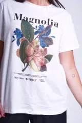 Remera blanca de algodón con estampado de flores de magnolia y texto en negro.
