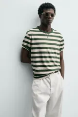 Camiseta relaxed fit de manga corta con cuello redondo, confeccionada en tejido de algodón con estampado de rayas horizontales verdes y beige.
