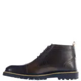 Botas de cuero estilo urbano con cordones, puntera reforzada y suela de goma dentada. Presenta un diseño de caña media con detalle de marca grabado en el lateral.