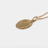 Conjunto compuesto por una cadena de eslabones finos y un dije ovalado con la imagen de la Virgen Milagrosa, ambos realizados en oro 18k.