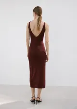 Vestido midi de punto color bordó, con diseño entallado, cuello en V y tirantes finos sin mangas.