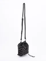 Bandolera tipo bucket con estampado animal print en tonos grises y cierre superior con cordón ajustable.