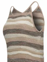 Vestido largo de punto con diseño de rayas horizontales onduladas en tonos multicolor, marrón, beige y blanco. Presenta tirantes finos tipo pabilo y escote redondo.