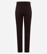 Pantalón slim de jeans color marrón, con cintura media, cierre tradicional con cremallera y botón, trabillas en la cintura, bolsillos delanteros y traseros con encaje.