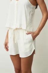 Shorts de mujer color negro con estampado de piel de serpiente, tiro alto y cordón ajustable en la cintura.