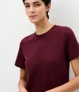 Remera básica de corte ajustado, color marrón, con cuello redondo y mangas cortas, confeccionada en tejido de rib acanalado.