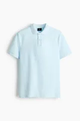 Remera polo H&M de manga corta color celeste, confeccionada en punto jacquard de mezcla de algodón, con cuello clásico y tapeta con dos botones.