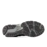 Championes urbanos New Balance modelo 1906U, con diseño inspirado en el running de los años 2000. Presentan una combinación de tonos grises y negros, con empeine de material sintético y malla, entresuela con tecnología ACTEVA LITE y amortiguación ABZORB SBS en el talón.