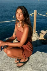 Vestido corto marrón de lino y rayón, con escote recto, tirantes finos y tajo lateral.