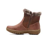 Bota corta de estilo casual color negro, confeccionada en material sintético con acabado mate. Presenta un cuello con forro de piel sintética gris y un cierre lateral decorativo y funcional. Cuenta con una suela de goma robusta con costuras visibles en el borde.