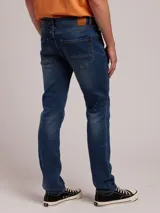 Jean de corte slim fit con cintura media, confeccionado en denim de tono azul claro con acabado lavado.