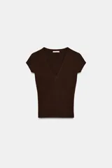 Camiseta marrón oscuro, corte slim fit, con escote pico pronunciado y manga corta.