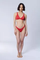 Bombacha de bikini roja con textura.