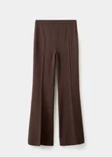 Pantalón de vestir marrón con sutil estampado de rayas diplomáticas en tono más claro, corte recto y largo.