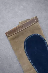 Polainas de gamuza combinadas en verde y marrón, con ribete superior en cuero marrón oscuro.