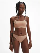 Bombacha de corte bikini confeccionada en microfibra suave, con talle medio y cintura elástica con logotipo tonal de la marca.