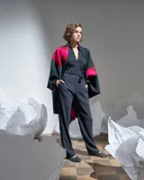 Ruana confeccionada en lana merino afieltrada, con diseño geométrico multicolor inspirado en los cultivos del campo.