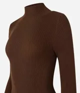 Vestido corto de corte evasé, confeccionado en punto canelado de viscosa y poliamida. Presenta cuello alto, mangas largas y una textura acanalada en toda la prenda.