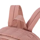 Mochila acolchada de diseño quilting, con compartimento principal con cierre, bolsillo frontal con cierre y aplique con logo de la marca.