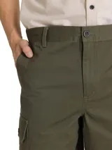 Short cargo Caterpillar color verde militar, con tiro medio, bragueta con cremallera y botón, bolsillos laterales para las manos, bolsillos traseros con solapa y bolsillos cargo utilitarios a los lados.