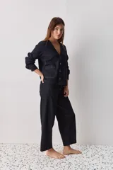 Jean de corte barrel, tiro alto, con silueta amplia que se estrecha hacia el tobillo. Confeccionado en denim azul oscuro con costuras a contratono.