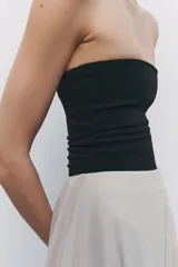 Body color blanco hueso, estilo strapless (bandeau) con escote recto y corte de bombacha cavado.