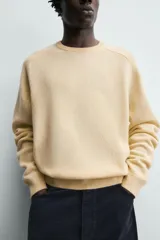 Jersey de punto con mezcla de lana y cashmere, de corte regular fit, cuello redondo y manga larga con acabados en rib.