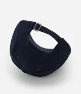 Gorra de sarga color negro con visera curva y bordado frontal en blanco con la frase "NOT YOUR BABE". Cuenta con regulador en la parte trasera.