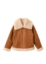 Chaqueta de efecto ante color marrón con forro, solapas y puños de borreguito sintético en tono crudo, cierre frontal de cremallera y bolsillos laterales.