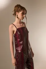 Top de breteles finos con escote recto, confeccionado en material sintético con textura de reptil y acabado brillante.