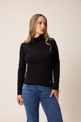 Remera de manga larga con cuello tortuga, confeccionada en tejido de algodón con elastano, de corte ajustado al cuerpo y diseño liso.