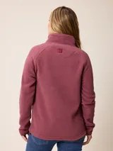 Sweater de polar con medio cierre frontal, cuello alto y mangas largas. Presenta un diseño liso en color azul petróleo con un pequeño logo bordado en el pecho.