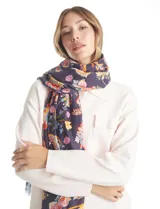 Pashmina estampada con diseño floral multicolor sobre fondo blanco, con terminación deflecada en los bordes.