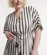 Vestido midi de viscosa con estampado a rayas verticales en blanco y negro, escote en V, mangas cortas y lazo ajustable en la cintura con cordón y borlas.