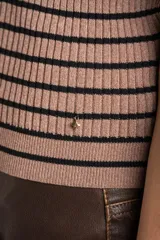 Sweater de punto acanalado color beige con hilos metalizados, de manga corta y escote redondo, corte ajustado al cuerpo.