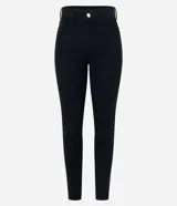 Pantalón skinny de sarga en color negro, con cintura mediana, trabillas, cierre delantero con botón y cremallera, y bolsillos funcionales al frente y en la espalda.