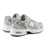 Championes New Balance modelo 530, color gris con detalles en blanco y negro.
