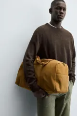 Jersey de corte regular fit confeccionado en una mezcla de lana y cashmere. Presenta cuello redondo, manga larga y acabados en rib en puños y bajo.