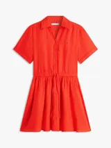 Vestido corto rojo de lino de Tommy Hilfiger, con cuello camisero, manga corta, cierre frontal con botones ocultos, cordón ajustable en la cintura y bolsillos laterales.