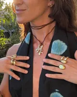 Anillo de diseño orgánico y macizo con forma irregular, elaborado artesanalmente en metal.