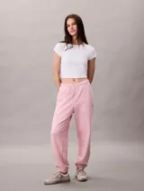 Jogger de felpa Calvin Klein color rosado, de corte tapered con cintura elástica, bolsillos laterales y bajos de canalé. Cuenta con un pequeño monograma estampado en la pierna.