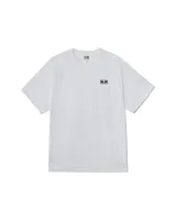 Remera de manga corta color blanco con cuello redondo y logo pequeño estampado en el pecho.