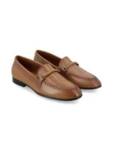 Mocasín de cuero color suela, de estilo clásico, con detalle de hebilla frontal forrada y costuras pespunteadas en la puntera.
