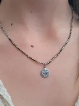 Collar de hematite con dije redondo de plata 925 con la imagen del Espíritu Santo.