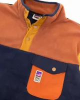 Buzo polar de hombre con diseño color block en tonos azul marino, amarillo y naranja. Cuenta con cuello alto con cierre de botones a presión, bolsillo frontal con solapa y cierre, y mangas largas con puños elásticos.