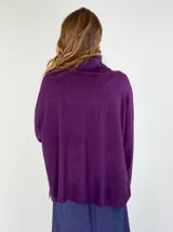 Sweater color beige con cuello alto y detalle de encaje en el frente.